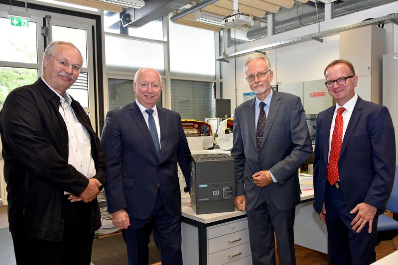 von links: Prof. Dr. Kristian Bosselmann-Cyran, Edgar Eiser, Prof. Dr. Andreas Mollberg, Prof. Dr. Thomas Schnick