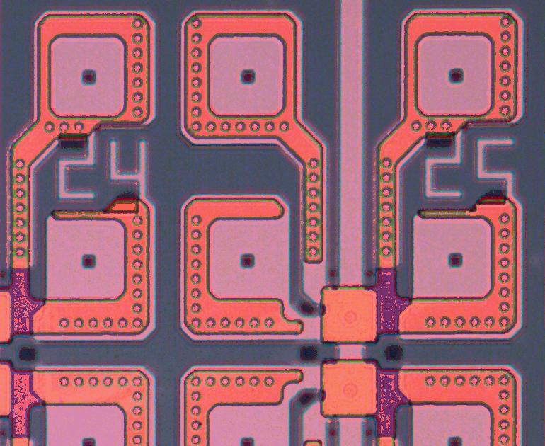 Winzig kleine Poren wurden mit Molekülen gefüllt sowie von unten über eine Platin- und von oben über eine Gold-Nanopartikel-Elektrode kontaktiert. 