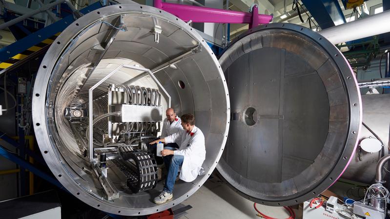 The new magnetic phase was discovered and studied at the instrument SANS-1 of the research neutron source Heinz Maier-Leibnitz (FRM II). Alfonso Chacon and Dr. Mühlbauer adjust the detector.