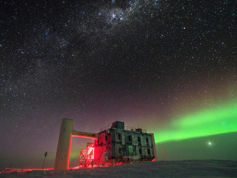 Das IceCube Lab am Südpol unter den Sternen. 