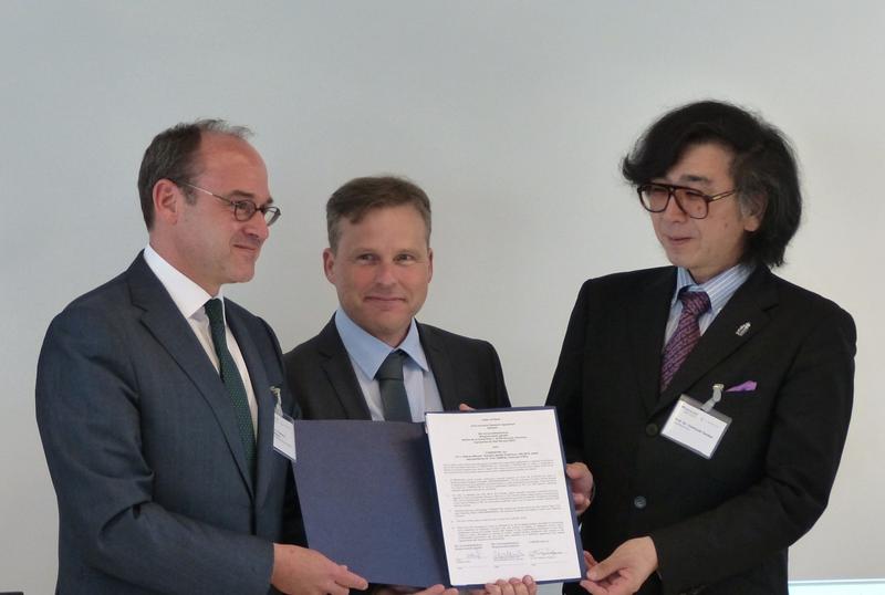 Prof. Dr. Thomas A. Schildhauer (Bergmannsheil), Ralf Wenzel (Bergmannsheil) und Prof. Yoshiyuki Sankai (Cyberdyne) unterzeichneten  einen Letter of Intent (v.l.n.r.).