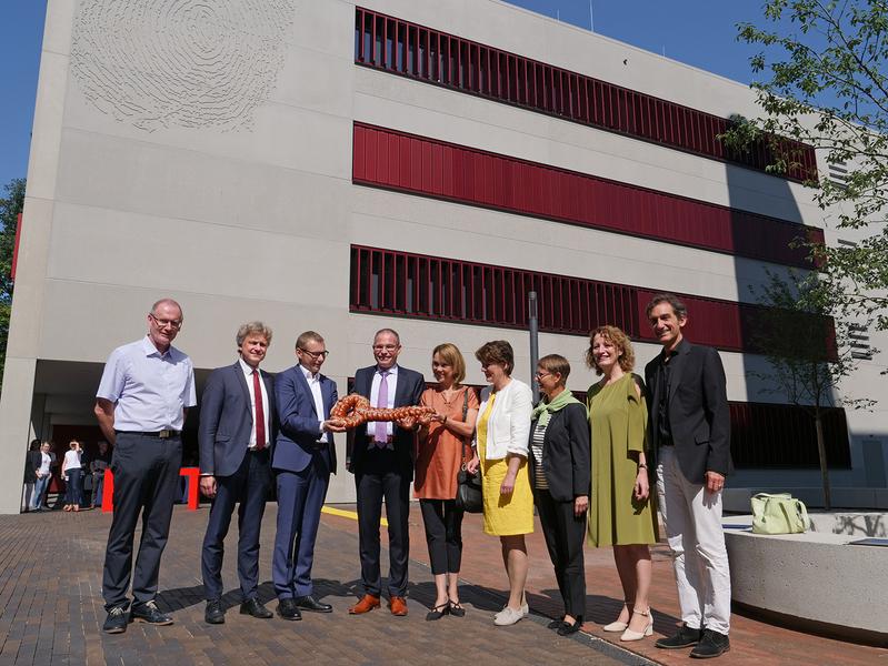 „Schlüsselsübergabe“ mit Dr. Frank Mentrup (2. v. l.), Prof. Dr. Frank Artinger (4. v. l.), Petra Olschowski (5. v. l.), Gisela Splett (4. v. r.), Annette Ipach-Öhmann (3. v. r.), Ursula Orth (VBA) 