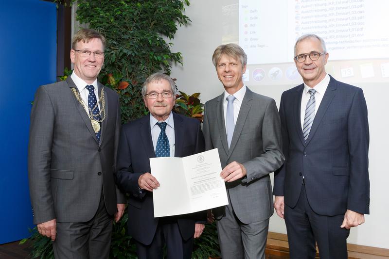 Dr. Johannes Georg Bednorz (2. v. l.) mit Rektor Prof. Dr. Johannes Wessels (l.), Dekan Prof. Dr. Michael Klasen (3. v. l.) und Prof. Dr. Harald Fuchs (r.)