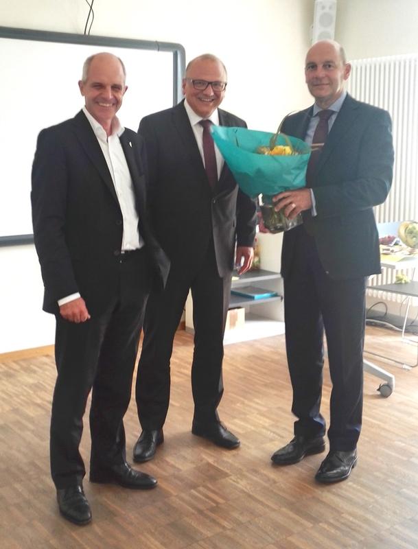 Dr. Markus Horneber, Vorsitzender des Hochschulrats (links), und Dr. Mathias Hartmann, Vorstandsvorsitzender der Diakonie Neuendettelsau (Mitte), gratulieren Prof. Dr. Reinhard Meier-Walser zur Wahl