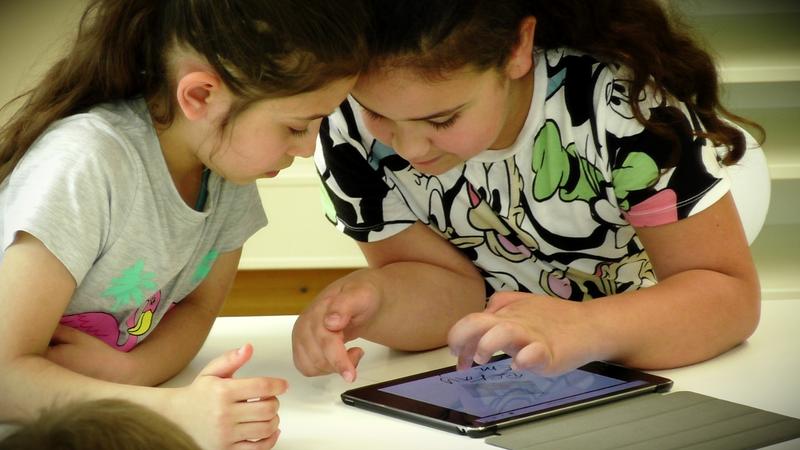 Zweitklässlerinnen der Klösterleschule gestalten mit Studierenden E-Books