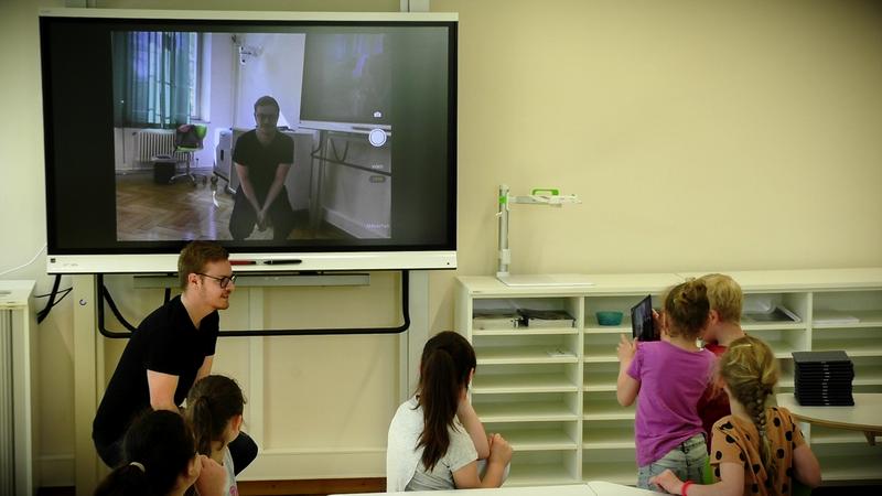 ZweitklässlerInnen filmen ihren Studenten im digitalen Klassenzimmer der Klösterleschule