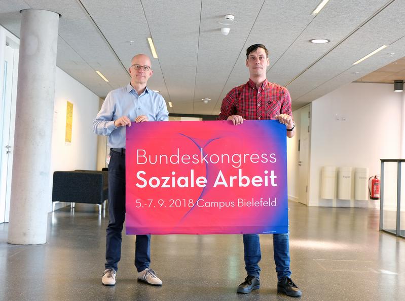 Gemeinsamer Jubiläumskongress auf dem Campus Bielefeld mit (v. l.) Prof. Dr. Michael Stricker (Dekan Sozialwesen, FH Bielefeld) und Prof. Dr. Holger Ziegler (Erziehungswissenschaften, Uni Bielefeld)