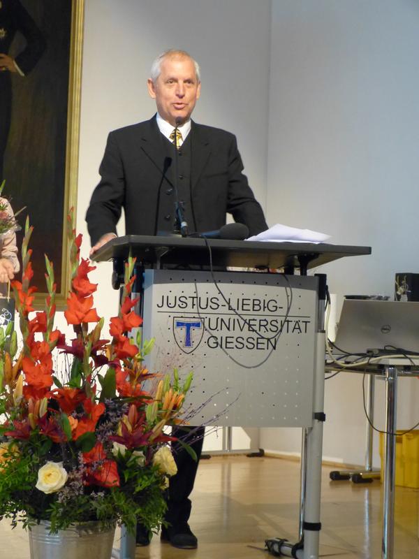 Prof. Dr. Martin S. Fischer von der Uni Jena wurde vom Fachbereich Veterinärmedizin der Uni Gießen die Ehrendoktorwürde verliehen.