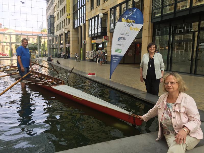 Bernd Licker vom Dresdner Ruderverein, Prof. Irene Schneider-Böttcher (Mitte), Präsidentin der DIU und Dr. Susanne Engmann (r.), Projektkoordinatorin Rudern gegen Krebs mit dem Ruderboot im WTC.