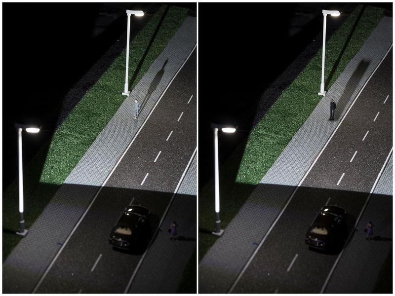 Der Camouflage-Effekt lässt Fußgänger trotz guter Beleuchtung für Autofahrer unsichtbar werden. Intelligent vernetzte Auto- und Straßenbeleuchtung kann den Effekt aufheben und mehr Sicherheit bringen