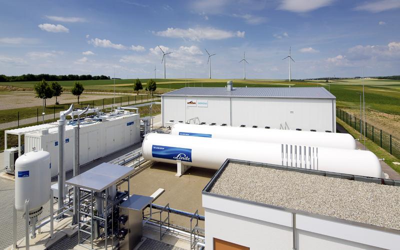 Im Energiepark Mainz kommen erstmals PEM-Elektrolyseure im Megawattbereich zum Einsatz. Dieses Verfahren kann sich gut an Stromschwankungen anpassen. 