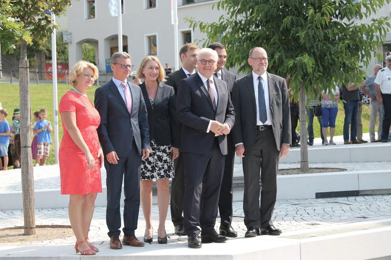 Frank-Walter Steinmeier mit (v.l.) MdB Hagl-Kehl, Staatsminister Sibler, Campusleiterin Prof. Dr. Ahrens, MdB Erndl, Landrat Gruber, THD-Präsident Prof. Dr. Sperber