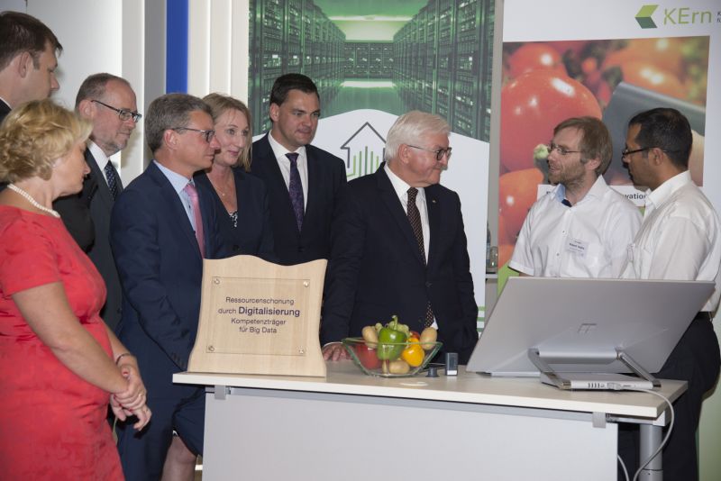 An drei Thementischen stellten die Mitarbeiterinnen und Mitarbeiter der Delegation um Bundespräsident Frank-Walter Steinmeier Projekte des Technologiecampus Grafenau vor.