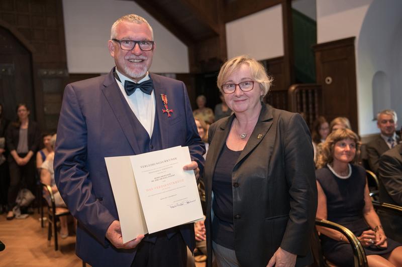 Die baden-württembergische Wissenschaftsministerin Theresia Bauer überreicht Prof. Jörg Fegert das Bundesverdienstkreuz