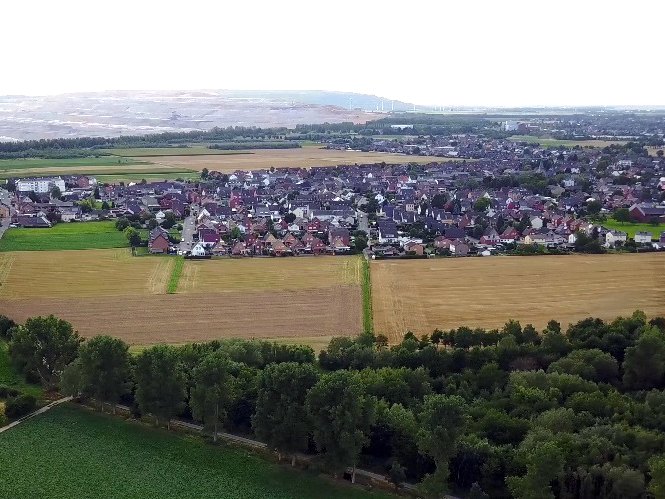 Siedlung, Landwirtschaft und Bergbau prägen die Landschaft westlich von Köln. 