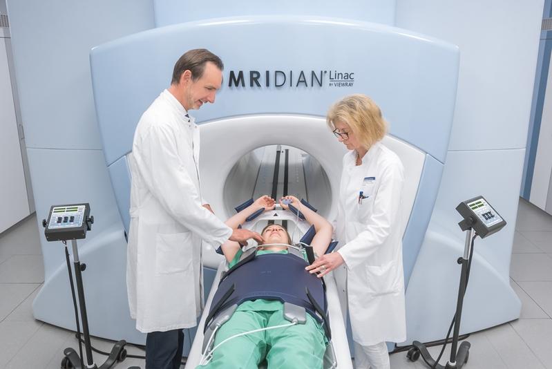 Prof. Dr. Dr. Jürgen Debus von der Klinik für RadioOnkologie und Strahlentherapie am Uniklinikum Heidelberg und Sabine Kuhn, Leitende MTRA, bei der Lagerung einer Patientin im MR-Linac-Hybridgerät.