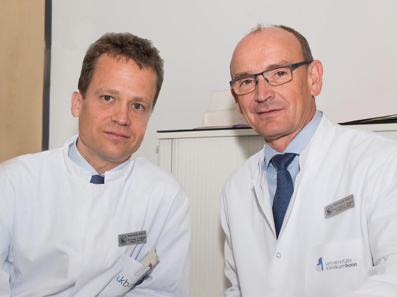 Neue Strategien gegen Bauchspeicheldrüsenkrebs: Privatdozent Dr. Georg Feldmann (links) und Prof. Dr. Peter Brossart (rechts) freuen sich über die Forschungsförderung durch die Europäische Union. 