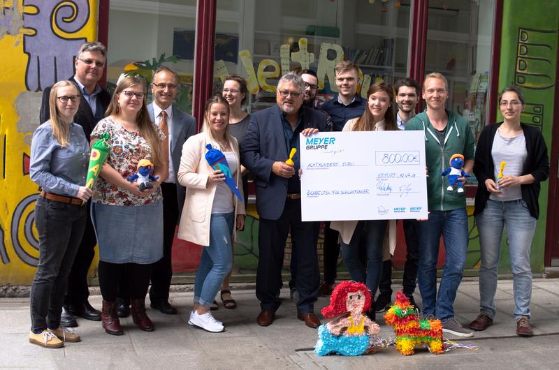 Die Studierenden bei der Scheckübergabe an die Bürgerstiftung, vorn Mitte Helmut Meyer, Vorstandssprecher GeAT, h.v.l. Peter Ludwig, Niederlassungsleiter GeAT, und Prof. Dr. Klaus Watzka