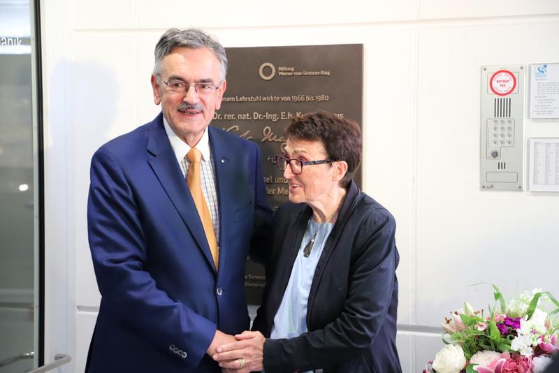 Der Präsident der TU München Prof. Dr. Dr. h.c. mult. Wolfgang A. Herrmann und die stellvertretende Vorsitzende des Stiftungsrats der Stiftung Werner-von-Siemens-Ring Prof. Dr. Eveline Gottzein