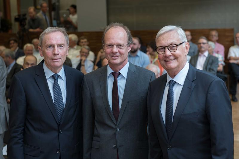 Altpräsident Prof. Karl Joachim Ebeling (links) erhielt die Ehrenbürgerwürde der Universität, der ehem. Vorsitzende des Unirats, Prof. Dieter Kurz, wurde Ehrensenator. Mitte: Uni-Präsident Weber