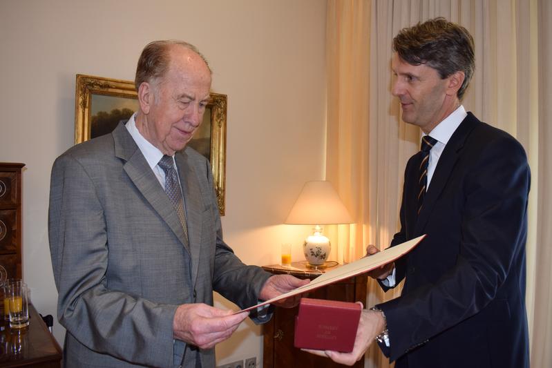 Der österreichische Botschafter Dr. Peter Huber (re.) überreicht Prof. em. Dr. Dr. h. c. mult. Hartmut Steinecke, Universität Paderborn, das Österreich. Ehrenkreuz für Wissenschaft u. Kunst I. Kl.