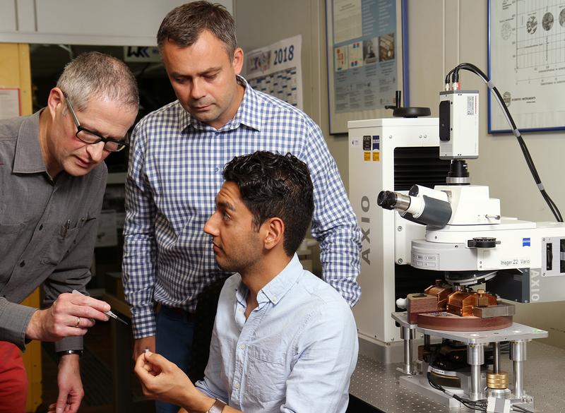 Professor Tilmann Beck (left), doctoral student Shayan Deldar (in front of the picture) and Dr. Marek Smaga have developed the process together with colleagues from Mainz.