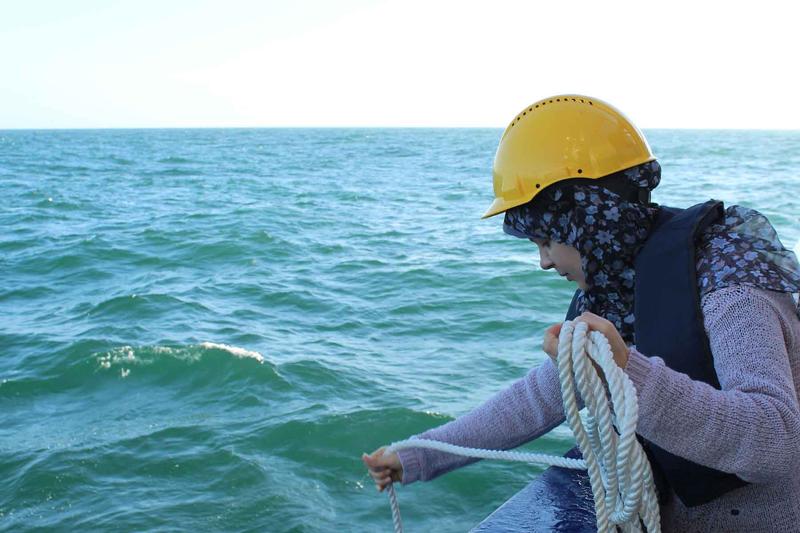 Marwa Baloza bei einer Ausfahrt mit dem Forschungsschiff Heincke