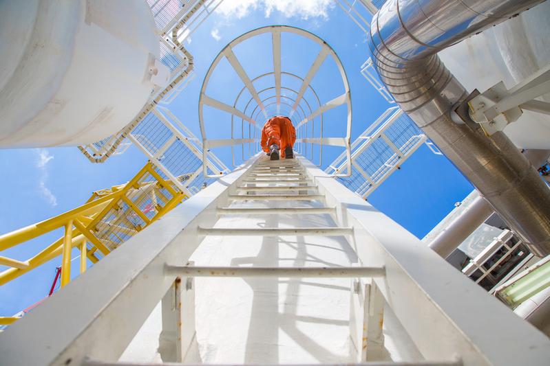 A test engineer is inspecting safety-critical threaded connections on a drilling platform. Scientists are to make threaded connections installed in the field safer by means of a stadardized method.