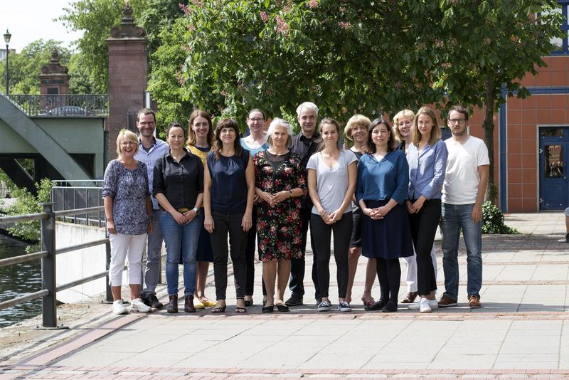 Forschungsgruppe SKKIPPI mit Prof. Dr. Christiane Ludwig-Körner (1. Reihe, vierte von links) und Prof. Dr. Lars Kuchinke (1. von rechts)