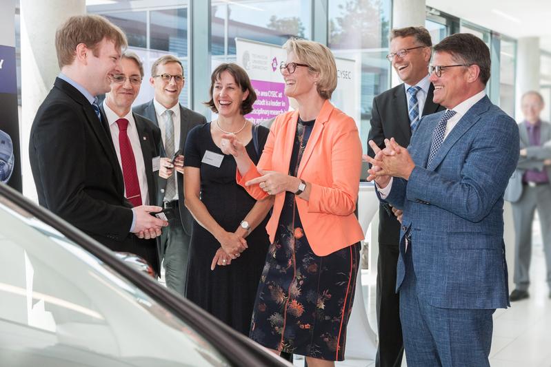 Bundesforschungsministerin Anja Karliczek (5. v.l.) und Hessens Wissenschaftsminister Boris Rhein (1. von rechts) haben sich heute in Darmstadt über Cybersicherheitsforschungsprojekte informiert. 