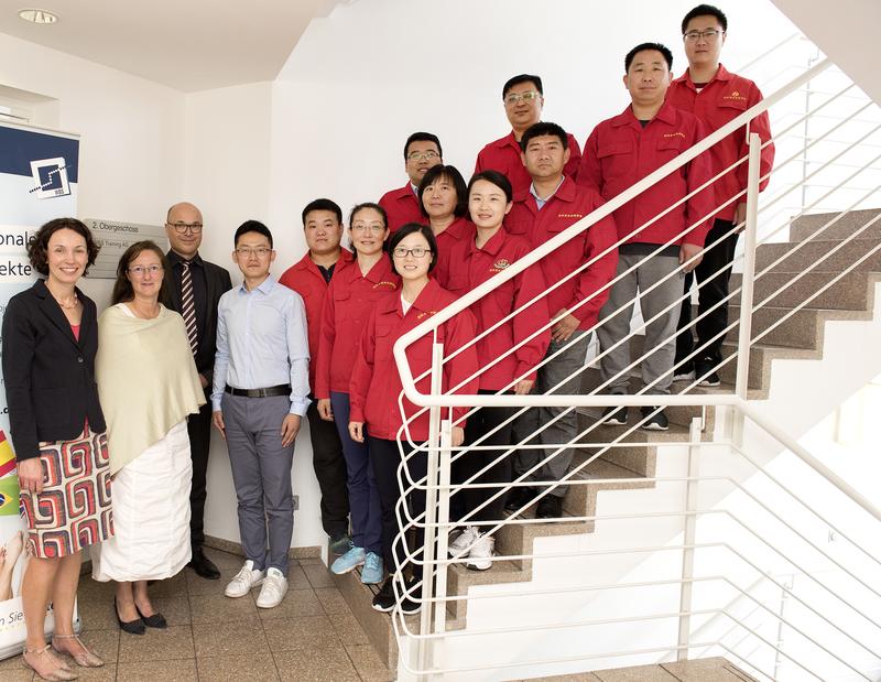 Betreuen über vier Wochen chinesische Lehrkräfte aus Zhengzhou: Dr. Anne Busian (links) und Prof. Thomas Schröder (3. v.l.), beide TU Dortmund, sowie Martina Wagner (2. v.l.) von wbs Training.