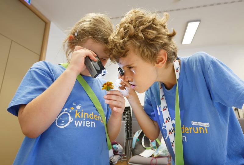 In den zahlreichen Workshops im Rahmen der Exkursion betrachteten die Kinder verschiedene Naturmaterialien durch das Mikroskop 