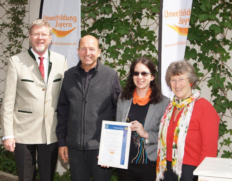 Feierliche Verleihung des Qualitätssiegels in München mit (v.l.): Umweltminister Dr. Marcel Huber, Dr. Gerd Vogg, Kustos des Botanischen Gartens, Dr. Kerstin Bissinger und Marion Loewenfeld (ANU)