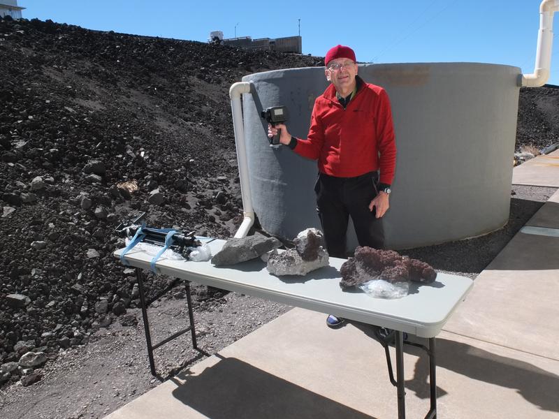 Dr. Elmar Schmidt von der SRH Hochschule Heidelberg bei seiner letzten erfolgreichen Messung am 31. Januar 2018 in der 3400 Meter hohen Lavawüste von Hawaii.