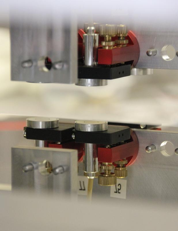 Abstandssensoren messen, ob eine unbekannte Kraft auf die Neutronen wirkt. 