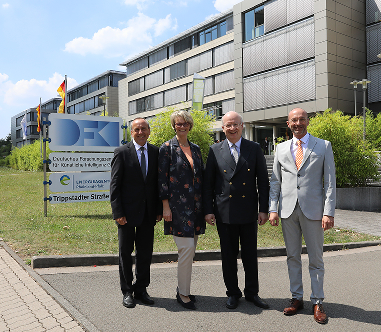 v.r.n.l. Prof. Dengel und Prof. Wahlster begrüßen Bundesministerin Karliczek und Minister Wolf am DFKI