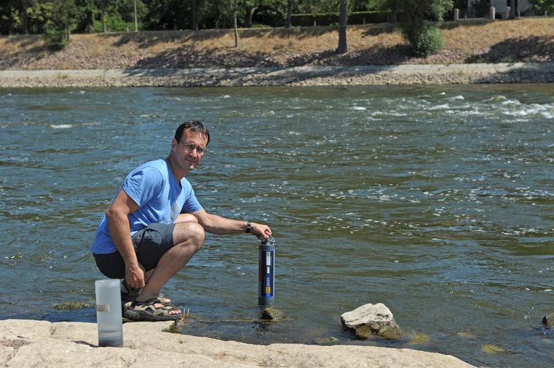 Dr. Nobert Kamjunke mit Multiparametersonde am Magdeburger Elbufer. Zwei dieser Sonden erfassen Temperatur, pH-Wert, Leitfähigkeit, Trübung, Chlorophyll und Sauerstoffkonzentration im Elbwasser. 