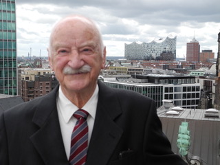 Edmund W. Kuhlmann auf dem Dach der Patriotischen Gesellschaft in Hamburg.