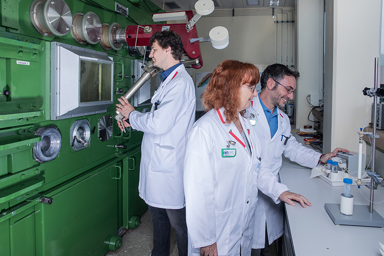 Von links nach rechts: Stephan Heinitz, Dorothea Schumann und Emilio Maugeri aus der Forschungsgruppe für Isotopen- und Targetchemie in ihrem Labor. 