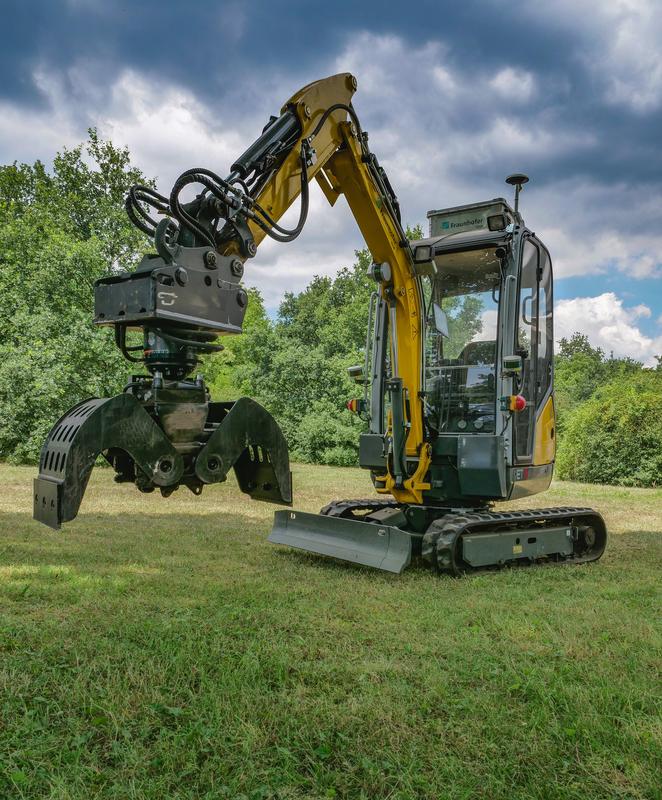 Die Alubox auf dem Dach ersetzt den Menschen in der Kabine: der autonome Bagger »IOSB.BoB« des Fraunhofer IOSB