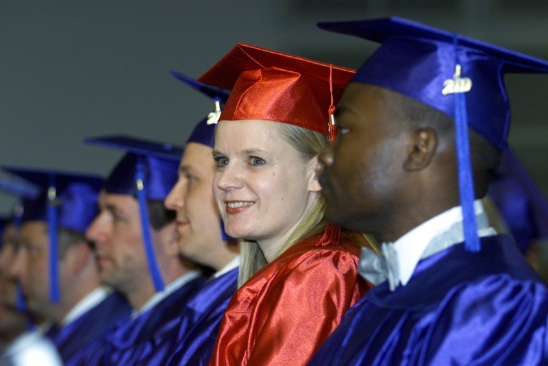 Mit Caps and Gowns feierten die ersten Absolventinnen und Absolventen des Augsburger MBA-Studienganges im Herbst 2000 ihren erfolgreichen Abschluss. Im Januar 2002 beginnt der vierte Kurs. Foto: Annette Zoepf