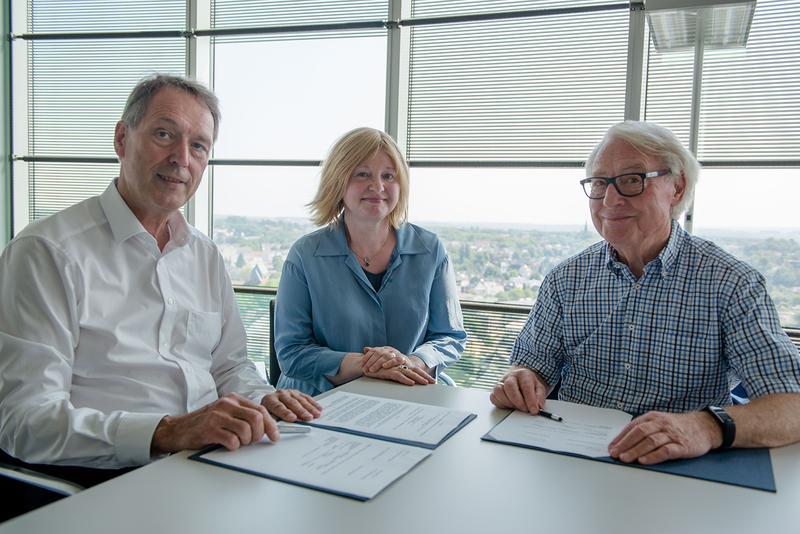  RUB-Rektor Axel Schölmerich, Angela Sasse und Horst Görtz (von links) bei der Unterzeichnung.