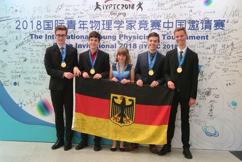 Das deutsche IYPT-Nationalteam holt Gold in Peking (v.l.n.r.: Frederik Gareis, Martin Link, Saskia Drechsel, Paul Linke, Toni Beuthan (Kapitän des Teams)).