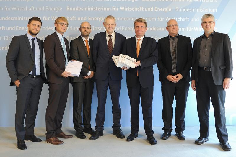 Übergabe der Technologieberichte „TF_Energiewende“ an den parlamentarischen Staatssekretär Thomas Bareiß des Bundesministeriums für Wirtschaft und Energie durch das Wuppertal Institut.