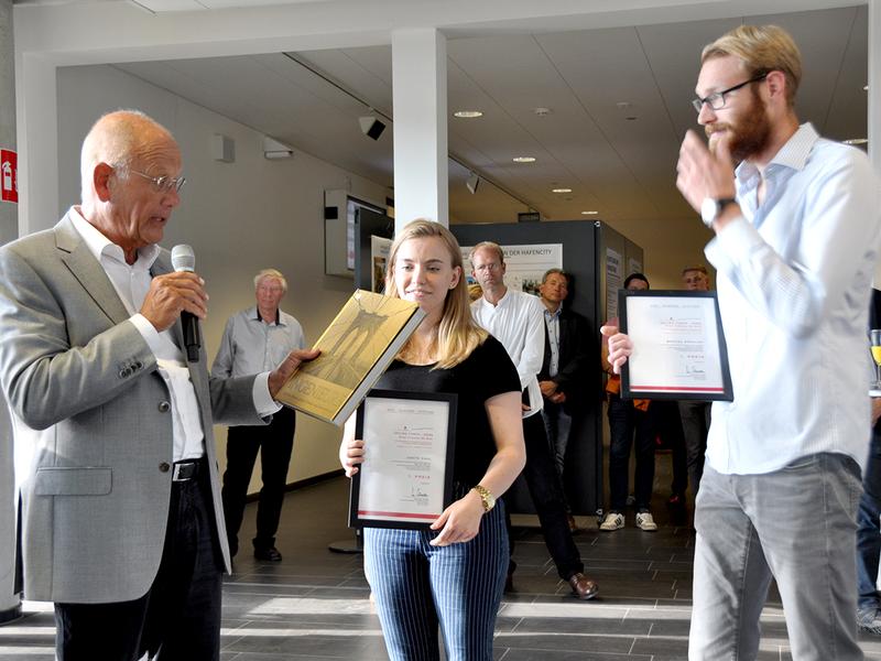aik-Präsident Uwe Schüler überreicht den ersten Preis an die Architekturstudentin Judith Kahl und den Bauingenieurstudent Marcel Schuldt