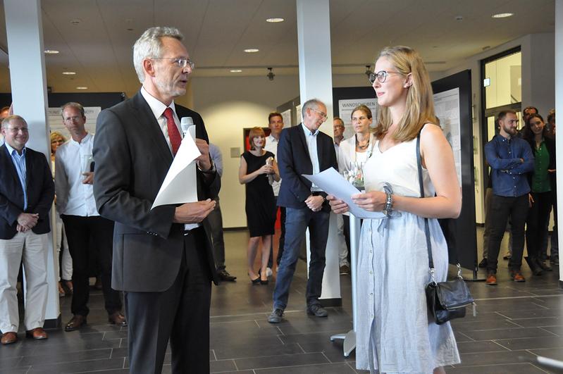 Matthias Paraknewitz zeichnet Carolin Jonasson mit dem zweiten Platz aus