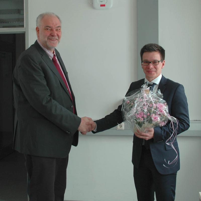 Prof. Ulrich Teipel mit dem Promoventen Alexander Dresel