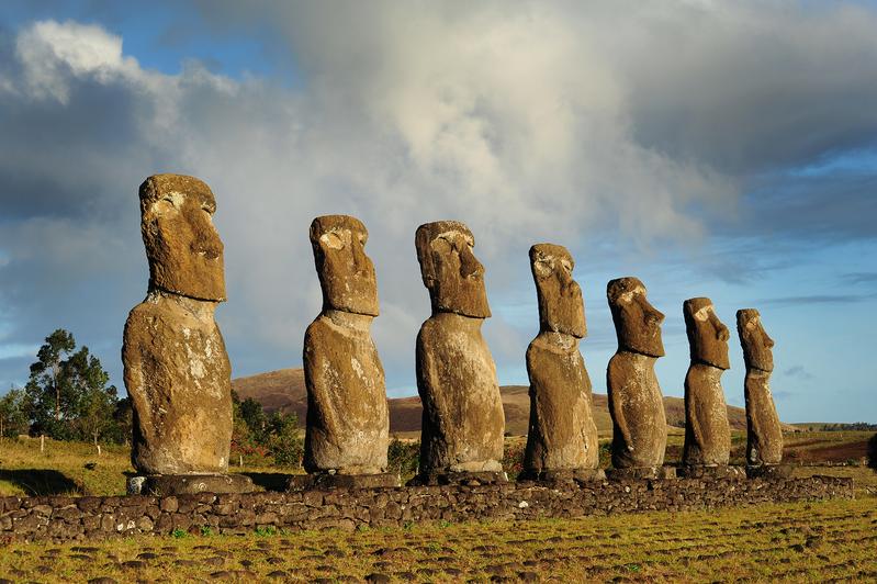 Motivbild: Wahrzeichen der Osterinsel sind die einzigartigen Steinskulpturen, die Moai genannt werden.