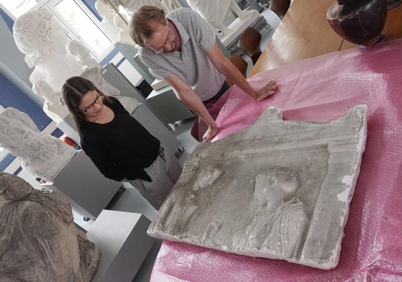 Gina Grond und Dr. Dennis Graen von der Universität Jena begutachten den Gipsabguss, der Anfang des 20. Jahrhunderts verschwand und jetzt im Universitätshauptgebäude wiederentdeckt wurde.