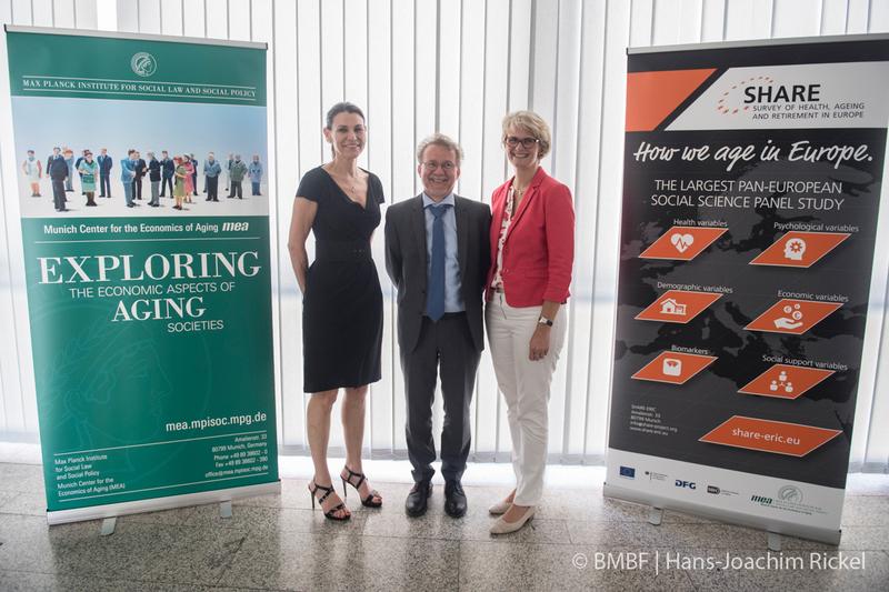 Auf dem Foto zu sehen sind v.l.n.r.: Prof. Dr. Marion Kiechle; Prof. Börsch-Supan, PhD; Anja Karliczek